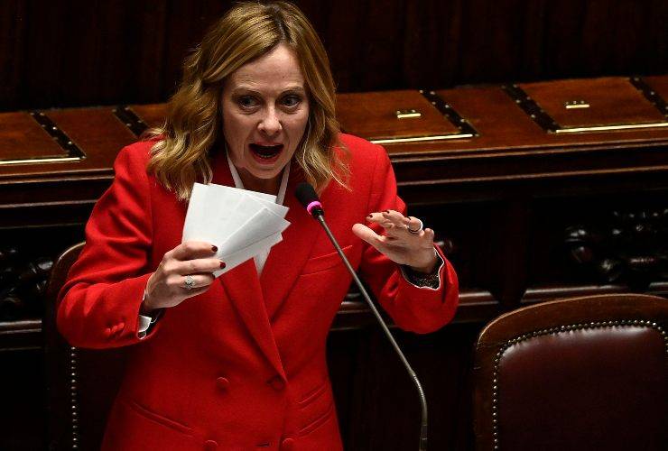 Giorgia Meloni si espone sull'auto elettrica