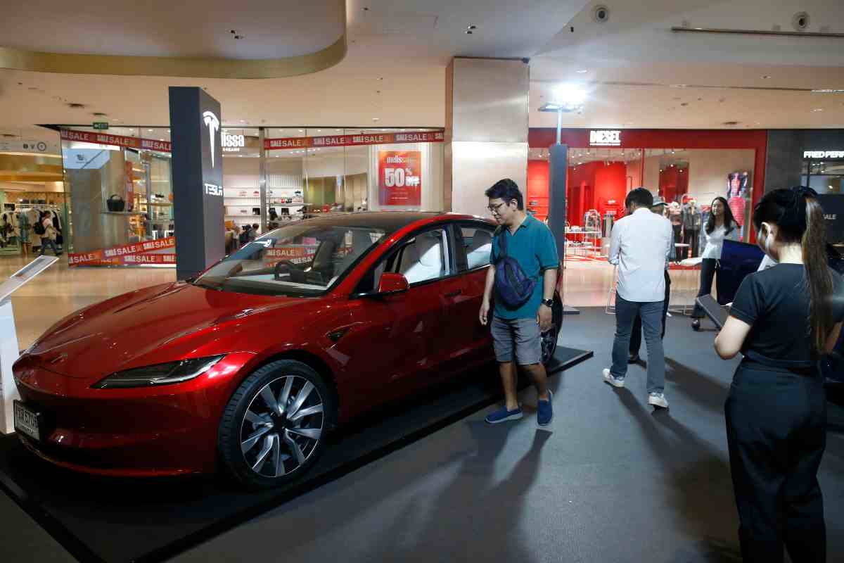 Tesla Model Y a sette posti, arriva il nuovo modello in Italia