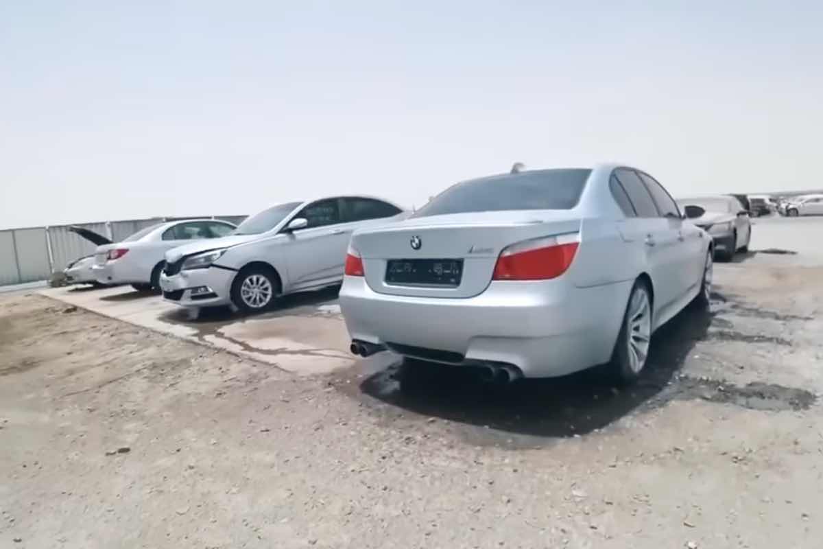 Auto abbandonate cimitero Dubai 