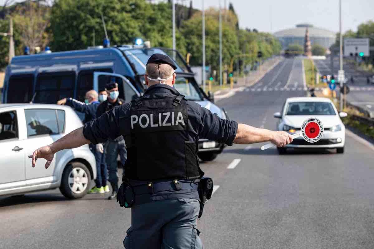 Posto di blocco polizia controllo cellulare