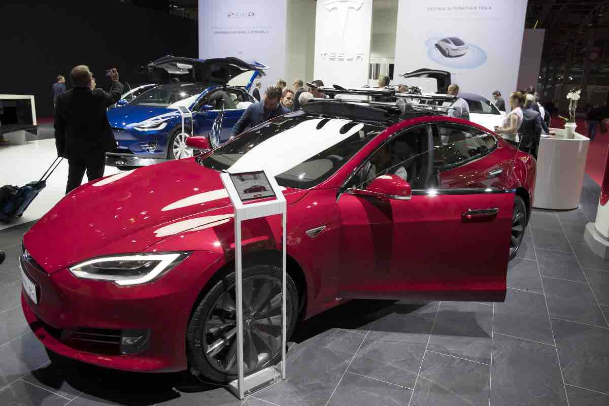 Tesla Model S richiamo auto rischio