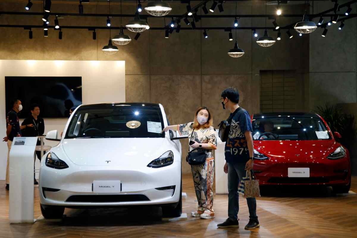 Tesla auto più venduta Toyota mazzata