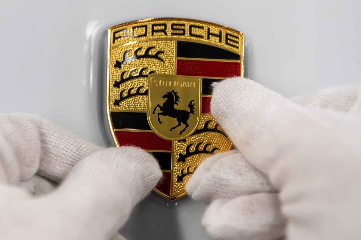 auto elettrica annuncio porsche 