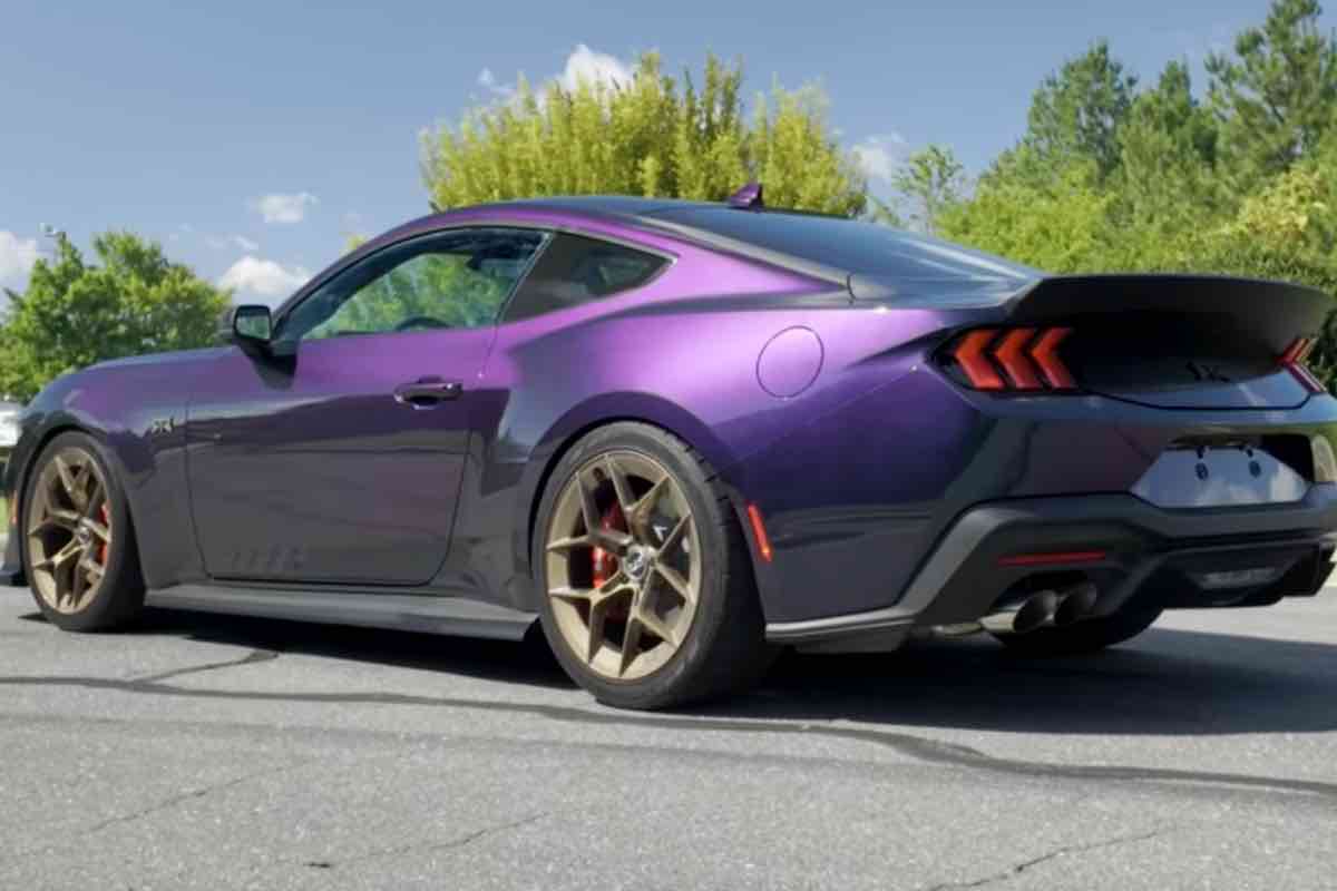 Ford vernice Mustang speciale cambia colore