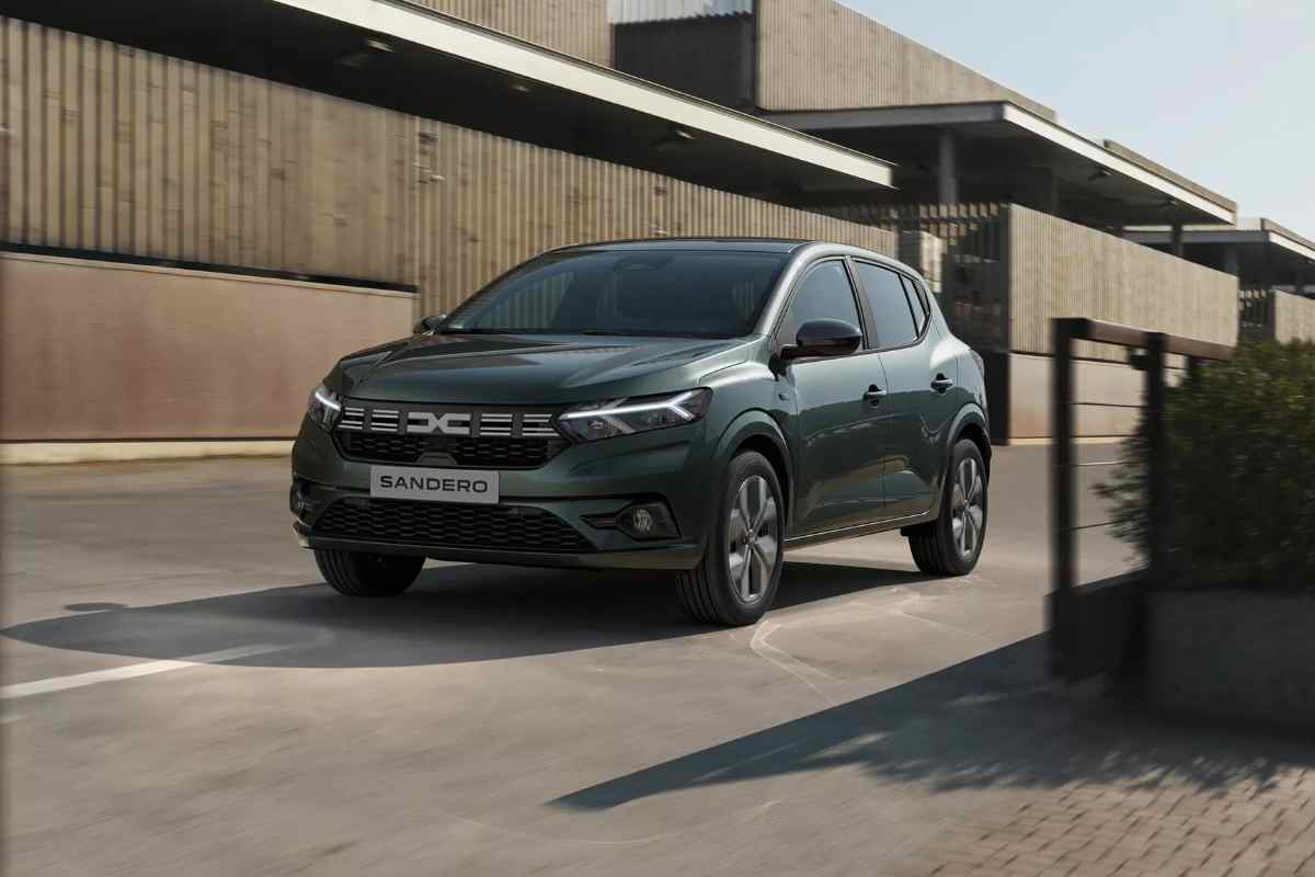 dacia sandero vantaggi contro