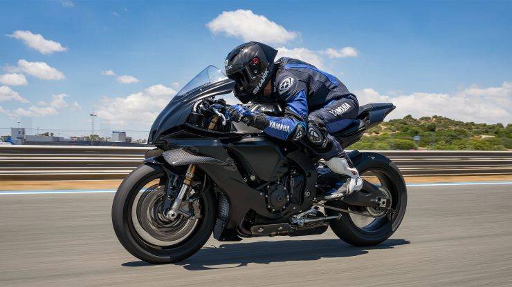 La nuova Yamaha R1 Race 2025, tante novità