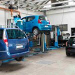 Auto in officina per la revisione