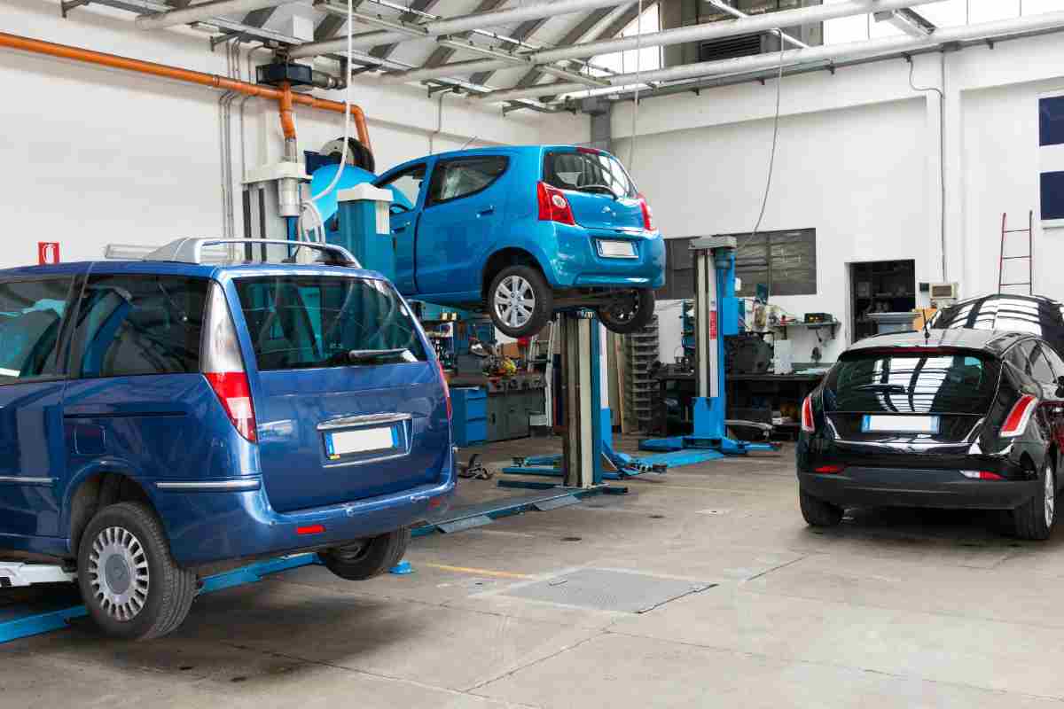 Auto in officina per la revisione