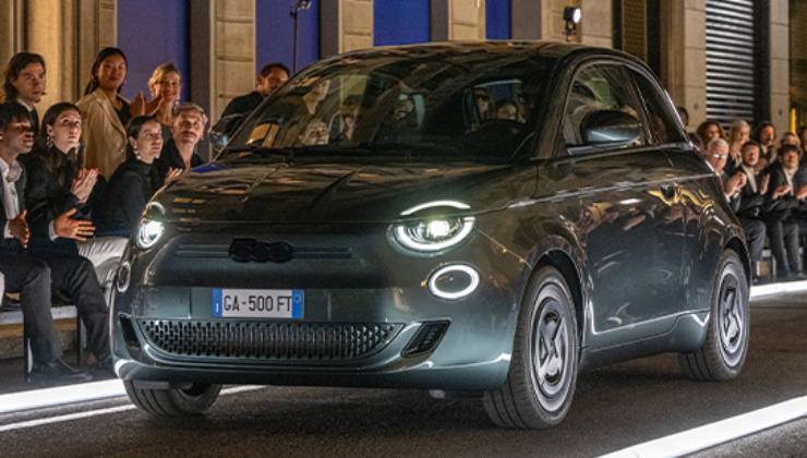 Una FIAT 500 targata Armani