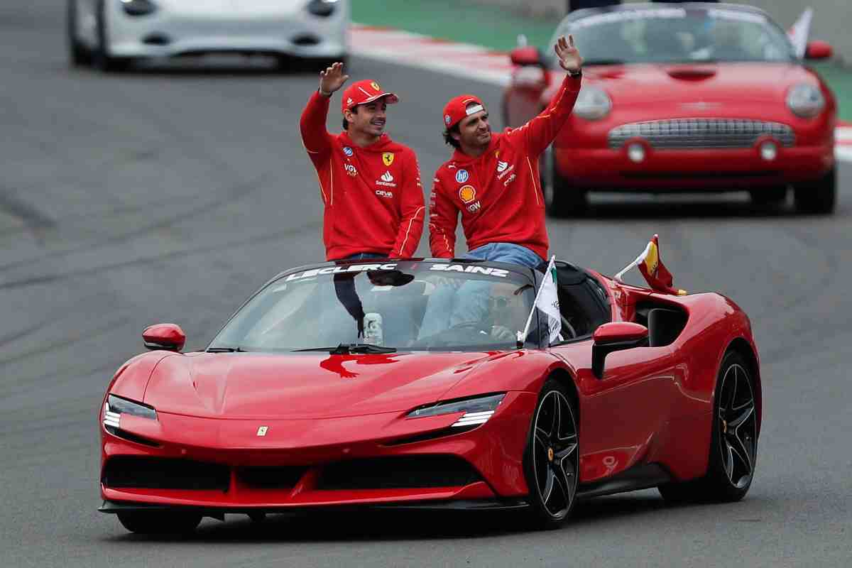 Leclerc e Sainz durante la parata dei piloti