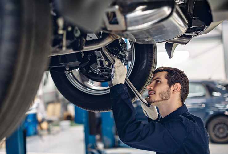 Meccanico revisiona un'auto in officina