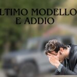 Modello auto e uomo disperato