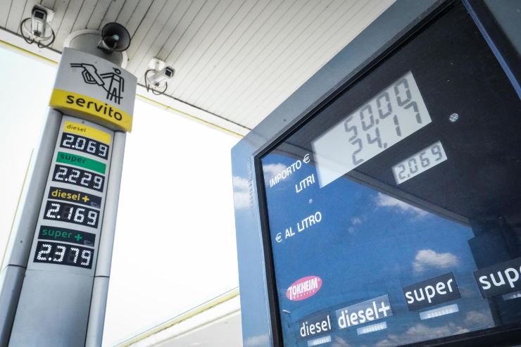 Aumenta il costo delle auto aziendali a benzina e diesel