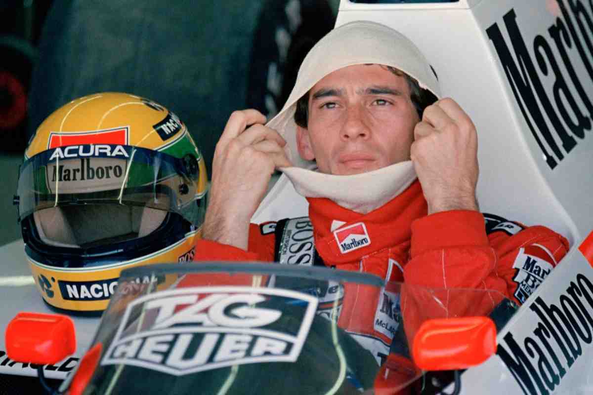 Ayrton Senna nell'abitacolo della McLaren