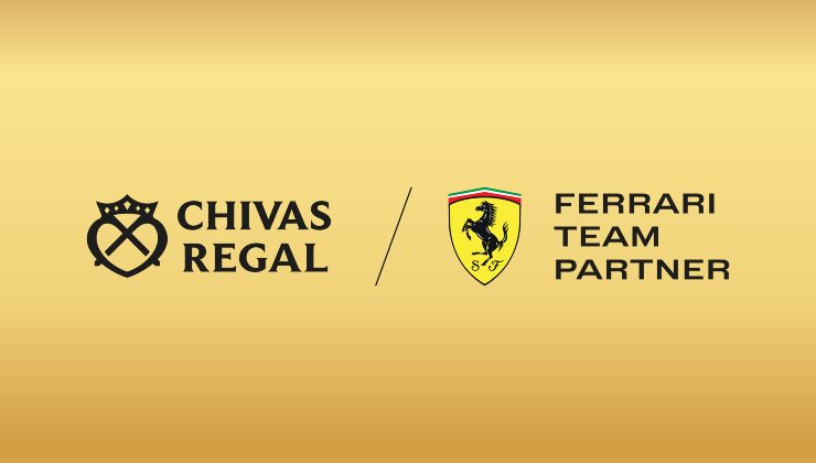 Le scritte Chivas Regal e Ferrari Team Partner su sfondo oro