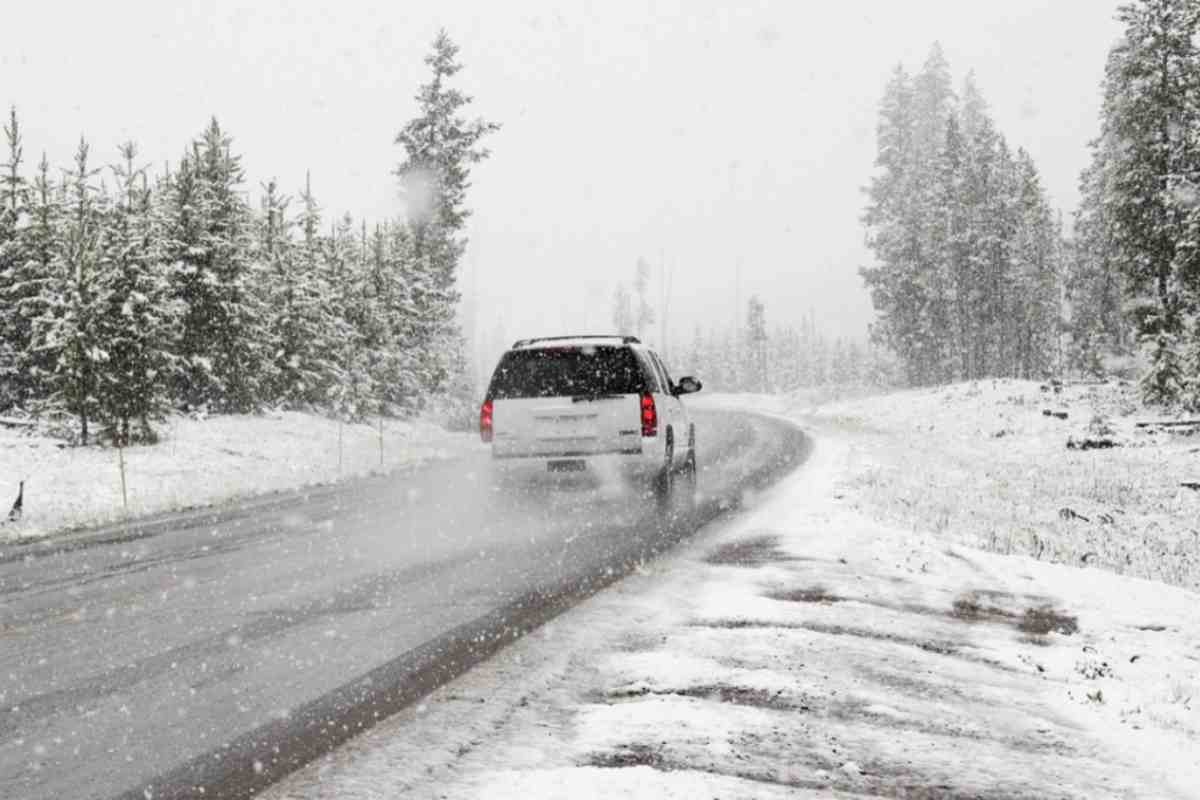 Guida su strada innevata