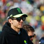 Valentino Rossi osserva una gara