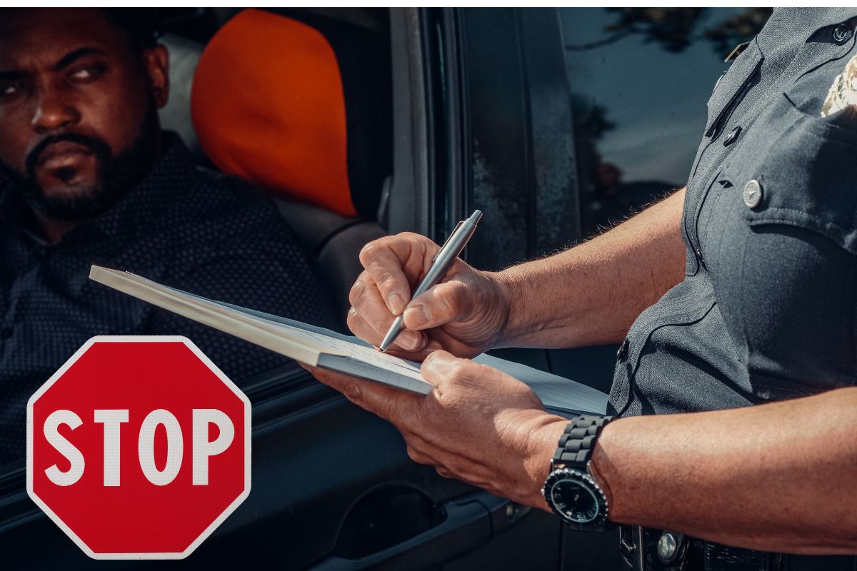 polizia ferma un'auto