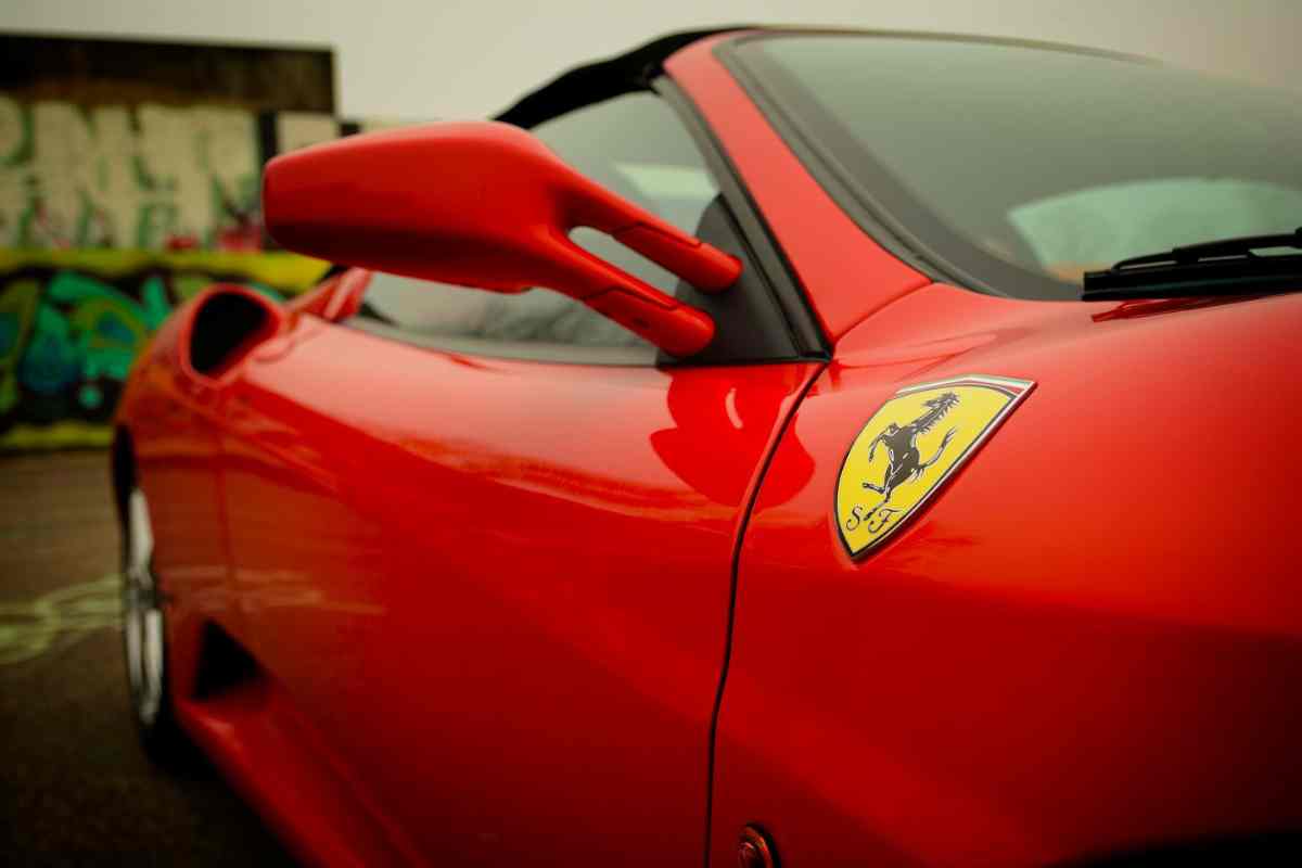 ferrari rosso sul logo