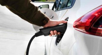 Auto elettriche, ora i prezzi crollano: auto termiche messe all’angolo