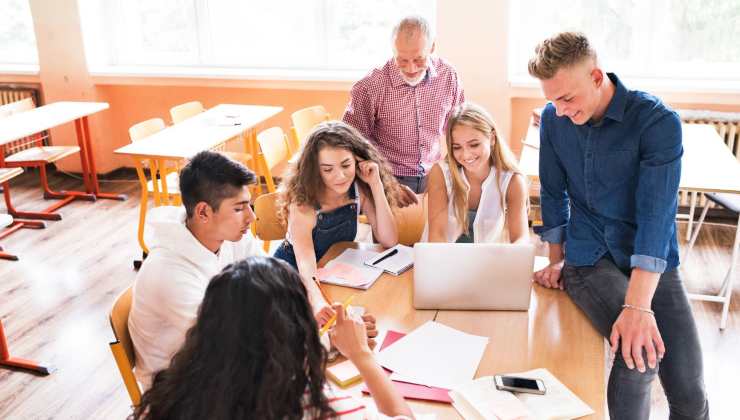 Degli studenti e un insegnante in aula