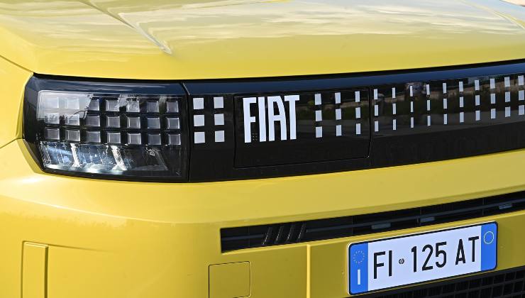 Frontale di una FIAT gialla