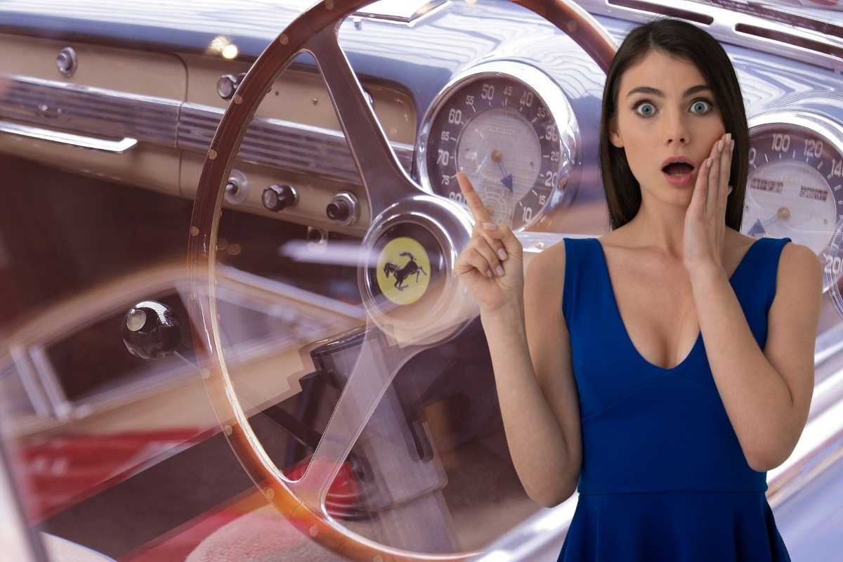 L'interno di una Ferrari vintage e a destra una ragazza stupita che indica l'auto