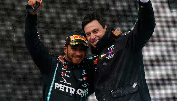 Lewis Hamilton e Toto Wolff sul podio 