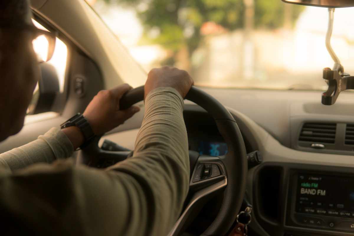 Giovane alla guida di un'auto