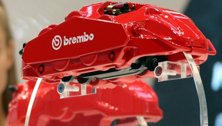 Le classiche pinze dei freni della Brembo color rosso