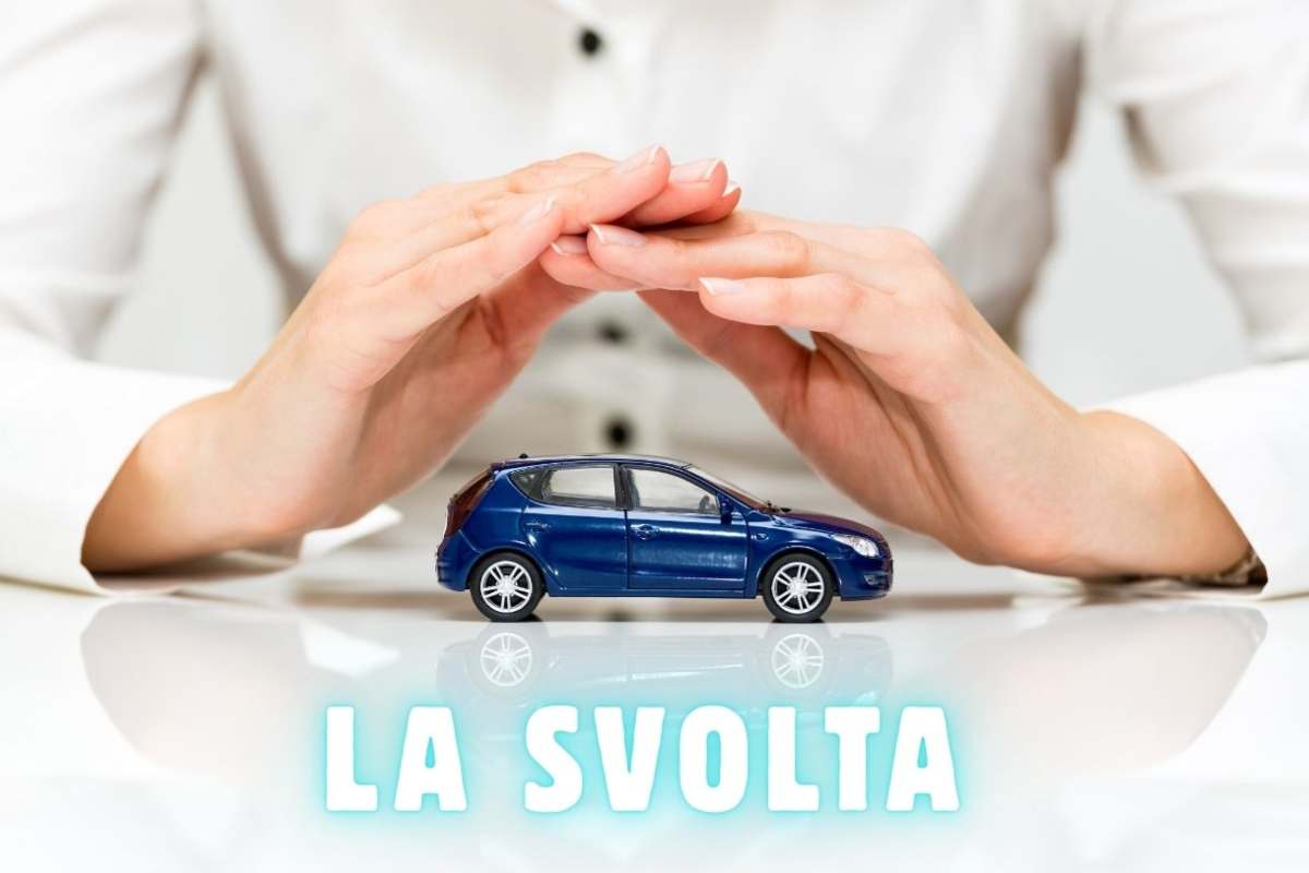 Una persona seduca copre con le mani una macchinina, in basso la scritta "la svolta"