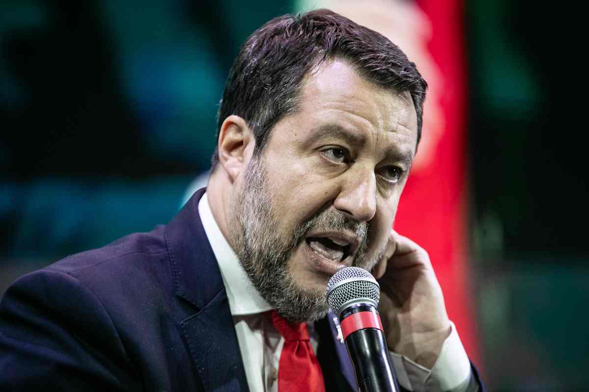 Salvini parla al microfono