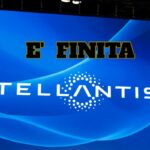 La scritta "è finita" e il logo Stellantis su uno schermo