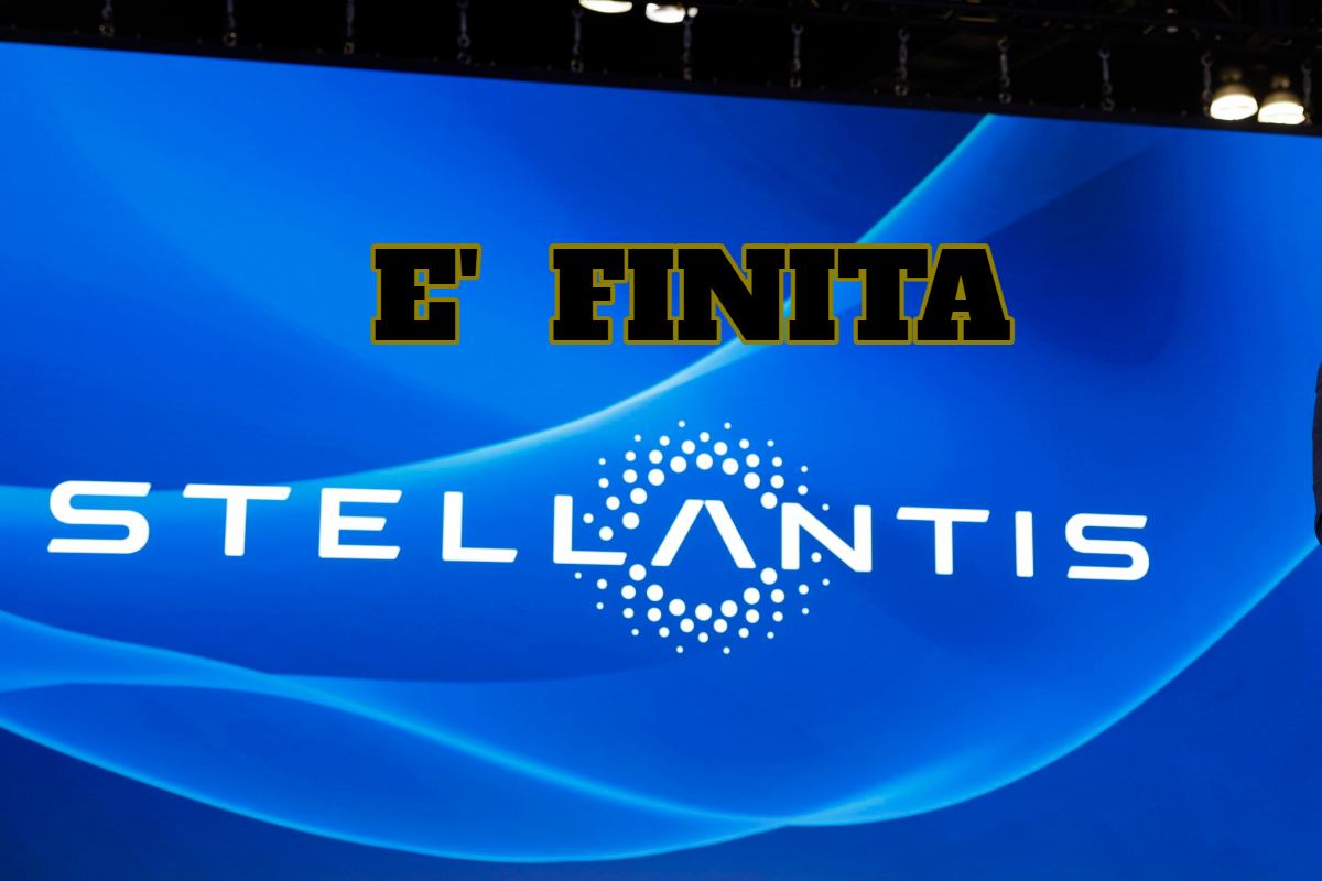 La scritta "è finita" e il logo Stellantis su uno schermo