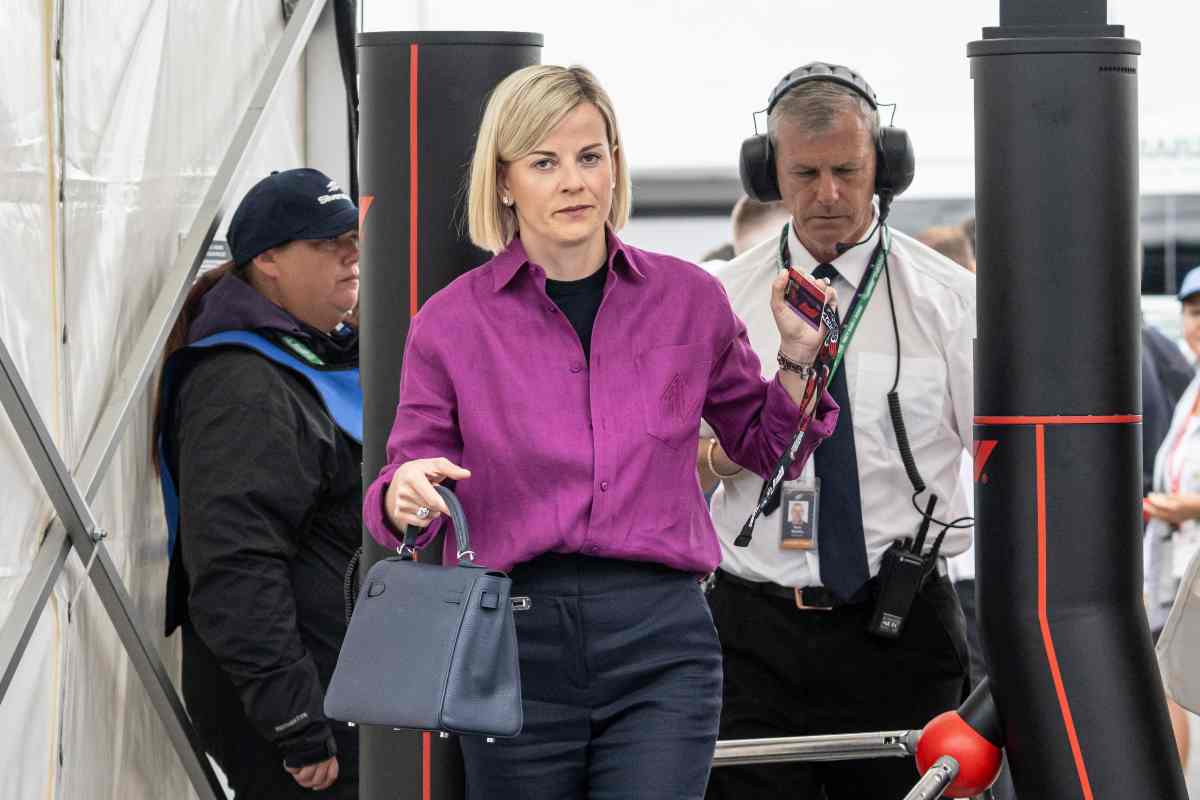 Susie Wolff cammina nel paddock