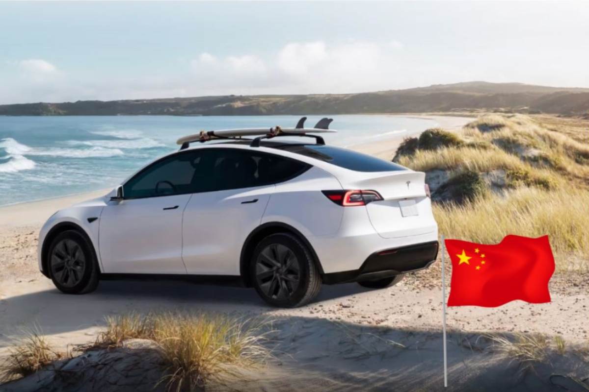 Tesla Model Y sulla spiaggia e in basso a destra una bandiera cinese