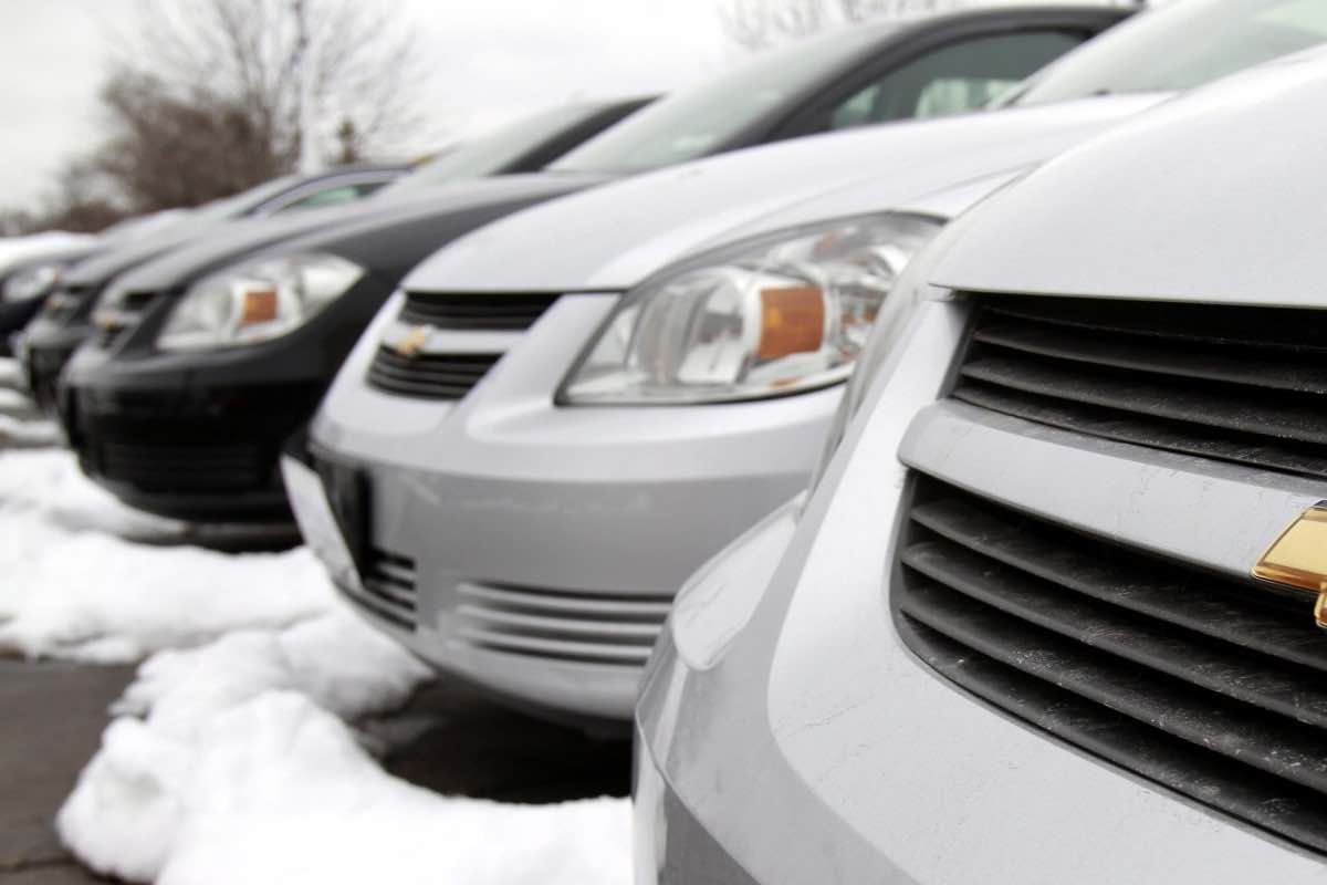 Auto parcheggiate con la neve