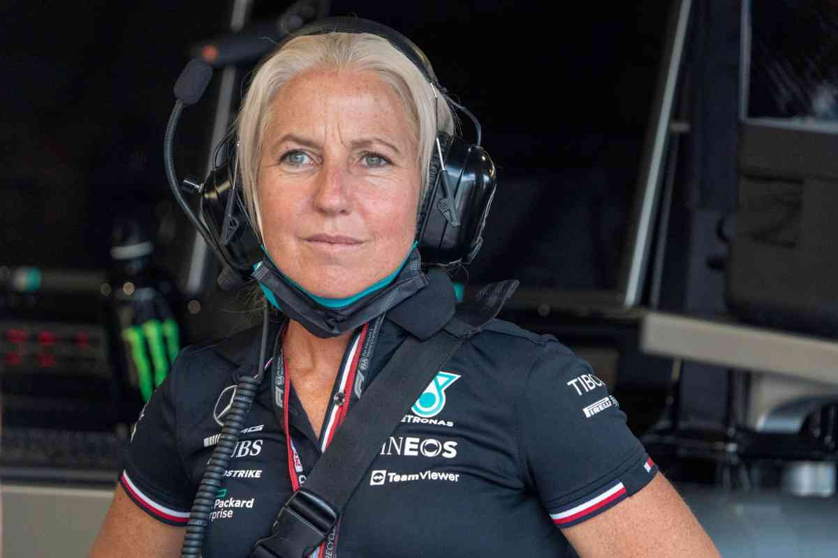 Angela Cullen al box Mercedes 