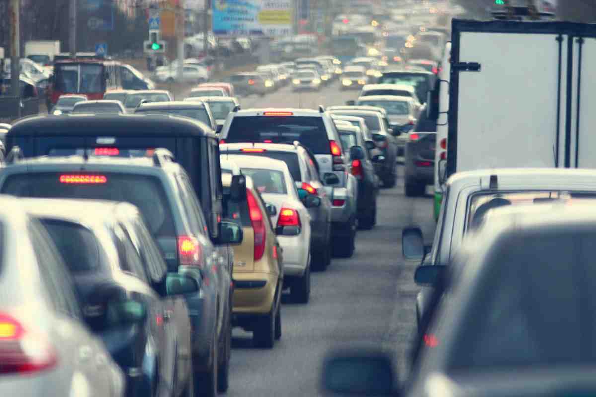 Auto in mezzo al traffico