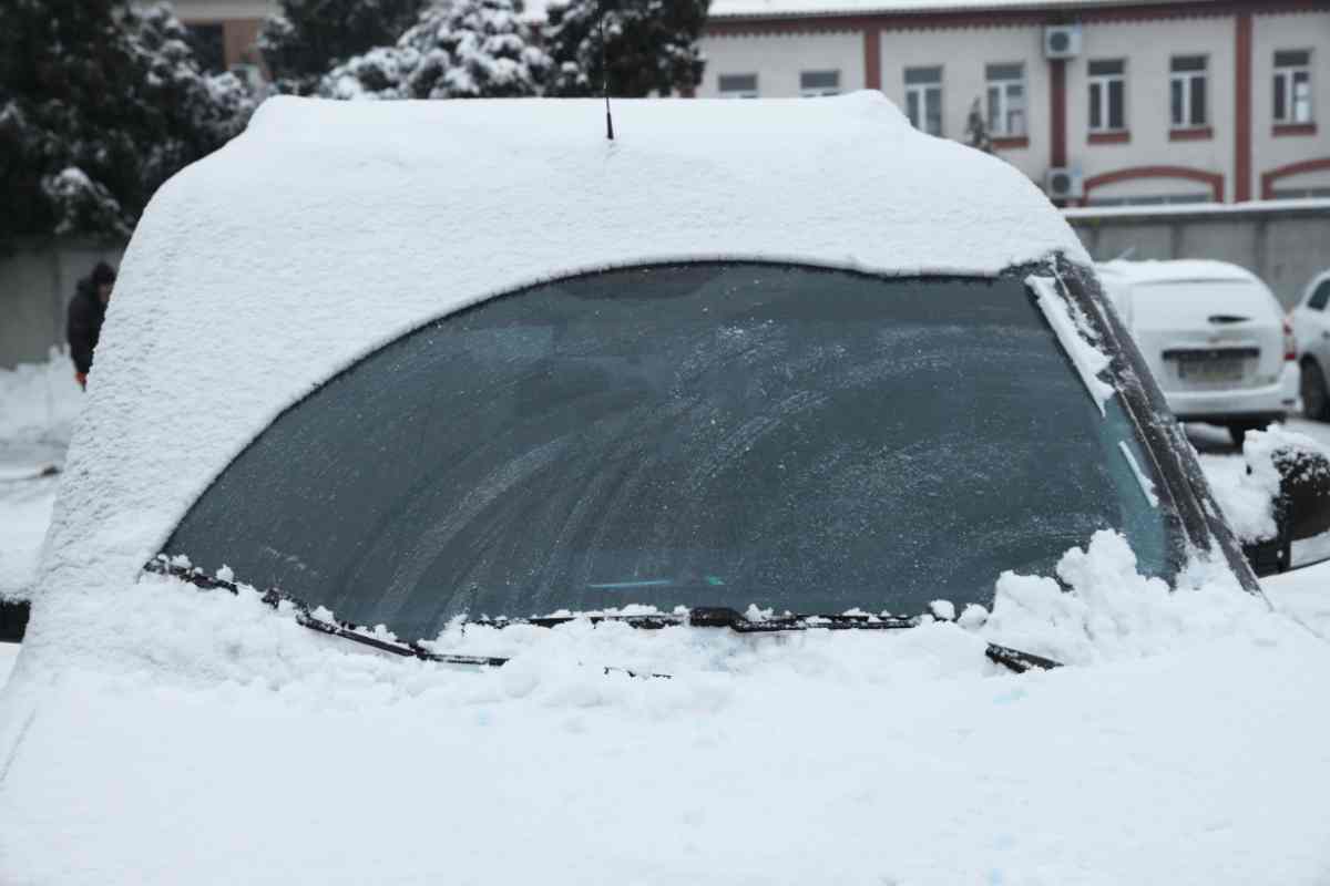 Auto ricoperta dalla neve 