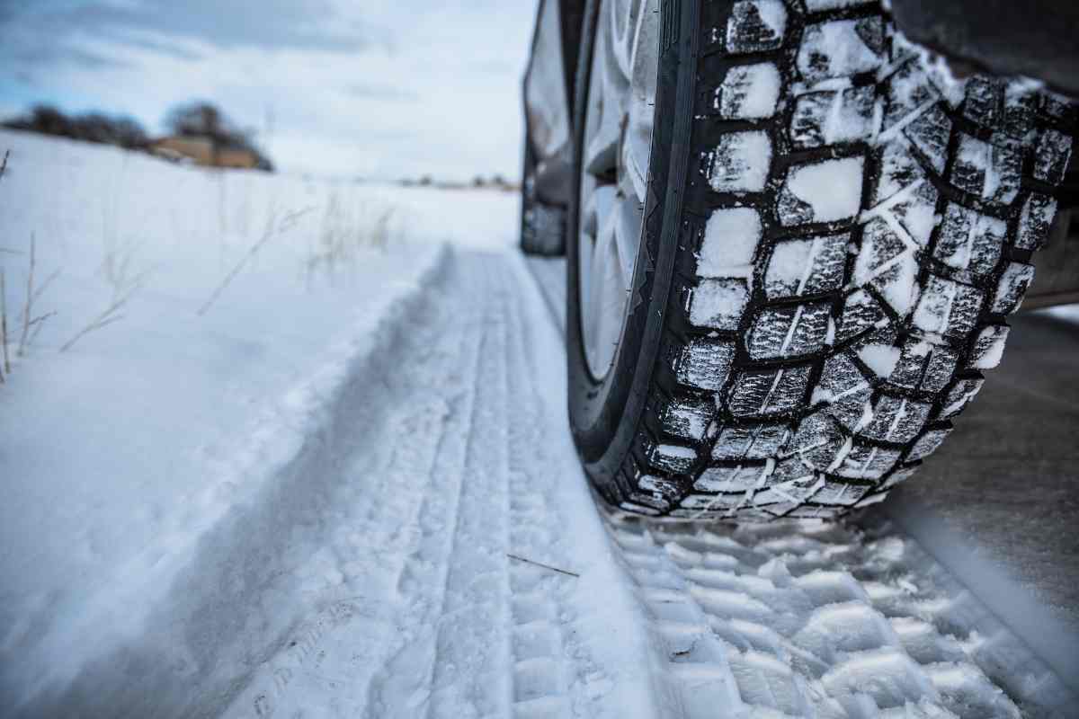 Auto che procede su una strada innevata