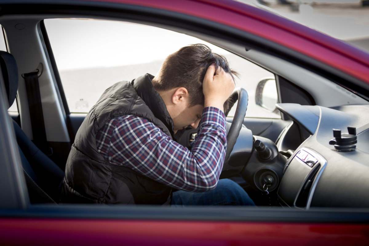 Un automobilista disperato seduto al volante