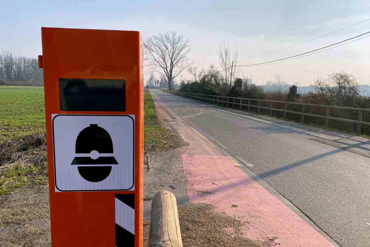 Autovelox posizionato sul ciglio della strada