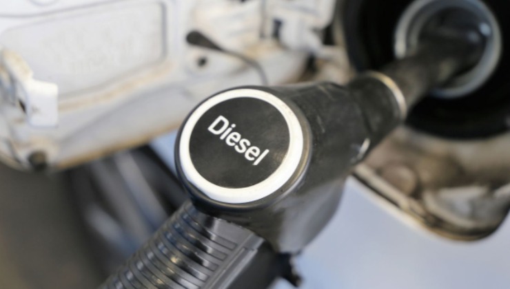 Un'auto diesel fa rifornimento