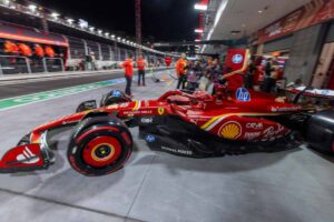 La Ferrari F1 esce dal box del circuito di Las Vegas