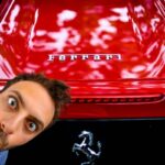 Il posteriore di una Ferrari e il viso di un uomo stupito