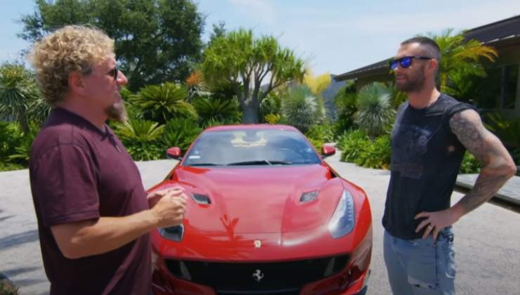 Sammy Hagar intervista Adam Levine davanti alla Ferrari F12tdf