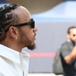 Lewis Hamilton osserva nel paddock