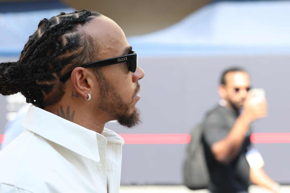 Lewis Hamilton osserva nel paddock