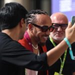 Hamilton sorridente nel paddock